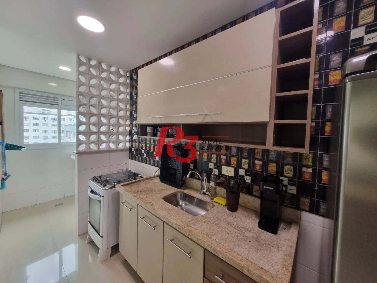 Oportunidade à venda no José Menino! Porteira fechada, 2 quartos,sacada vista livre,  1 vaga, lazer com piscina e academia, andar alto, portaria 24h!