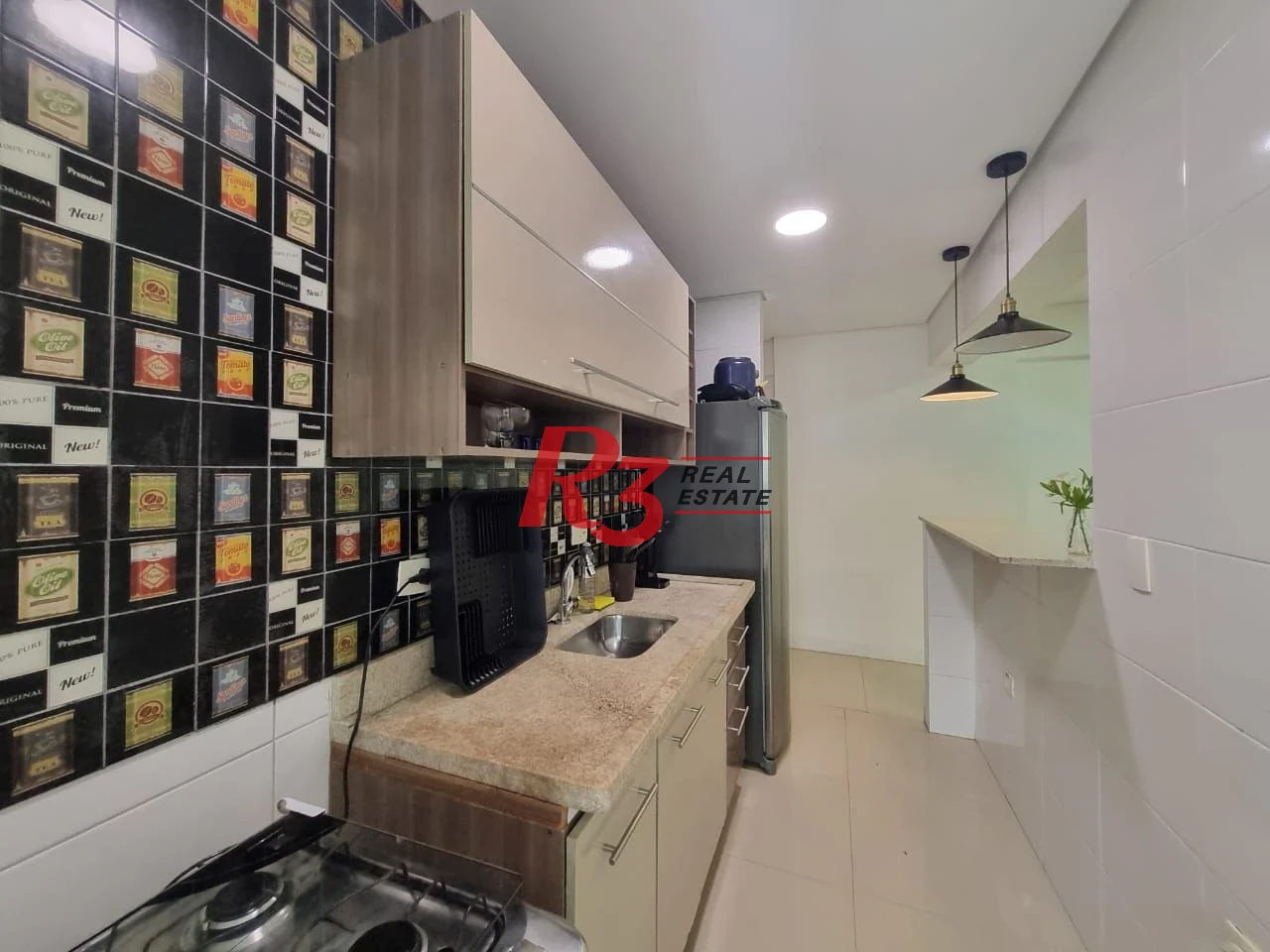 Oportunidade à venda no José Menino! Porteira fechada, 2 quartos,sacada vista livre,  1 vaga, lazer com piscina e academia, andar alto, portaria 24h!