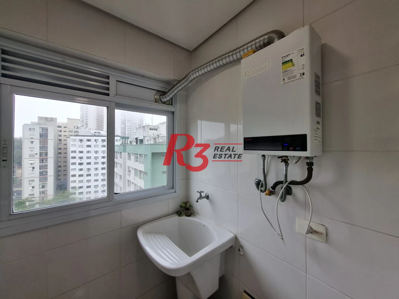Oportunidade à venda no José Menino! Porteira fechada, 2 quartos,sacada vista livre,  1 vaga, lazer com piscina e academia, andar alto, portaria 24h!