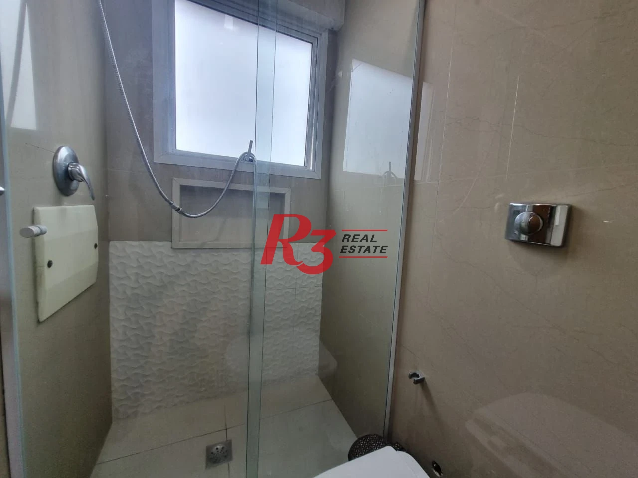 Oportunidade à venda no José Menino! Porteira fechada, 2 quartos,sacada vista livre,  1 vaga, lazer com piscina e academia, andar alto, portaria 24h!