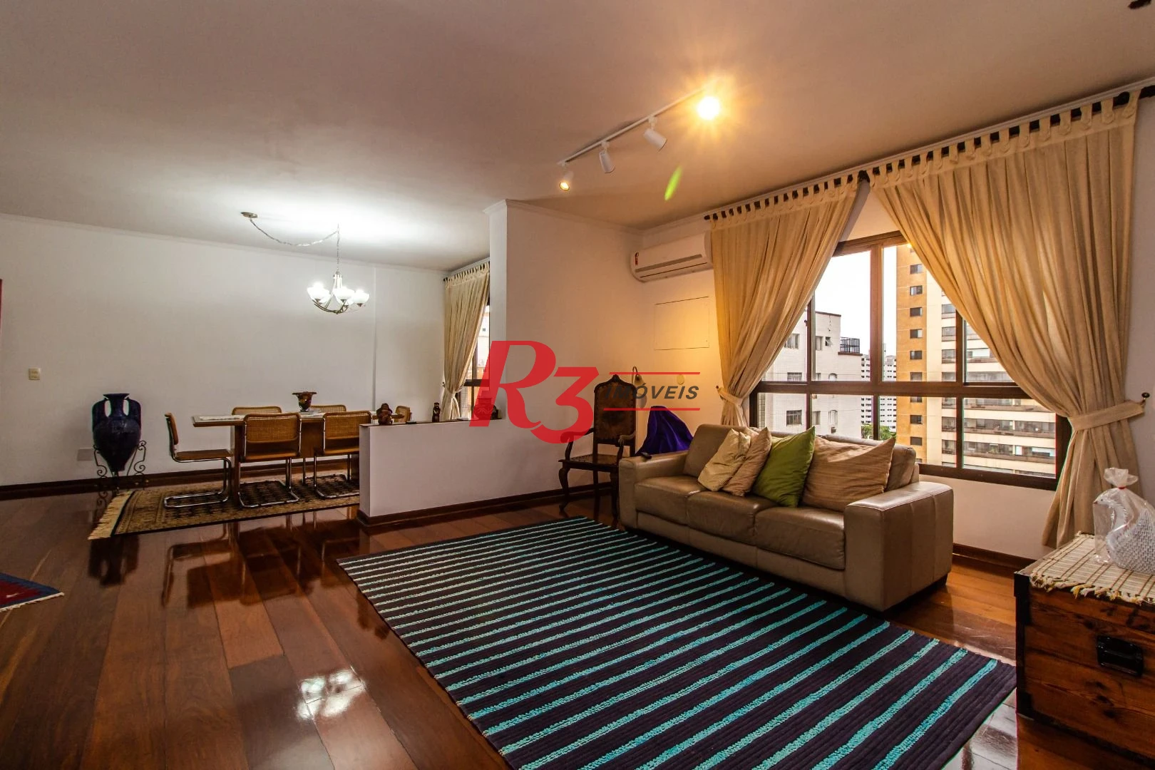 LINDO, REFORMADO E AMPLO AP. À VENDA NA PONTA DA PRAIA ! 162 M², 3 DORMS, 2 VAGAS, VISTA MAR !! OPORTUNIDADE !!!