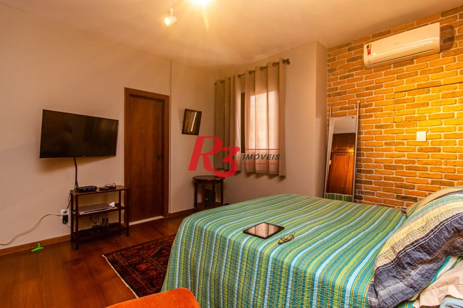 LINDO, REFORMADO E AMPLO AP. À VENDA NA PONTA DA PRAIA ! 162 M², 3 DORMS, 2 VAGAS, VISTA MAR !! OPORTUNIDADE !!!