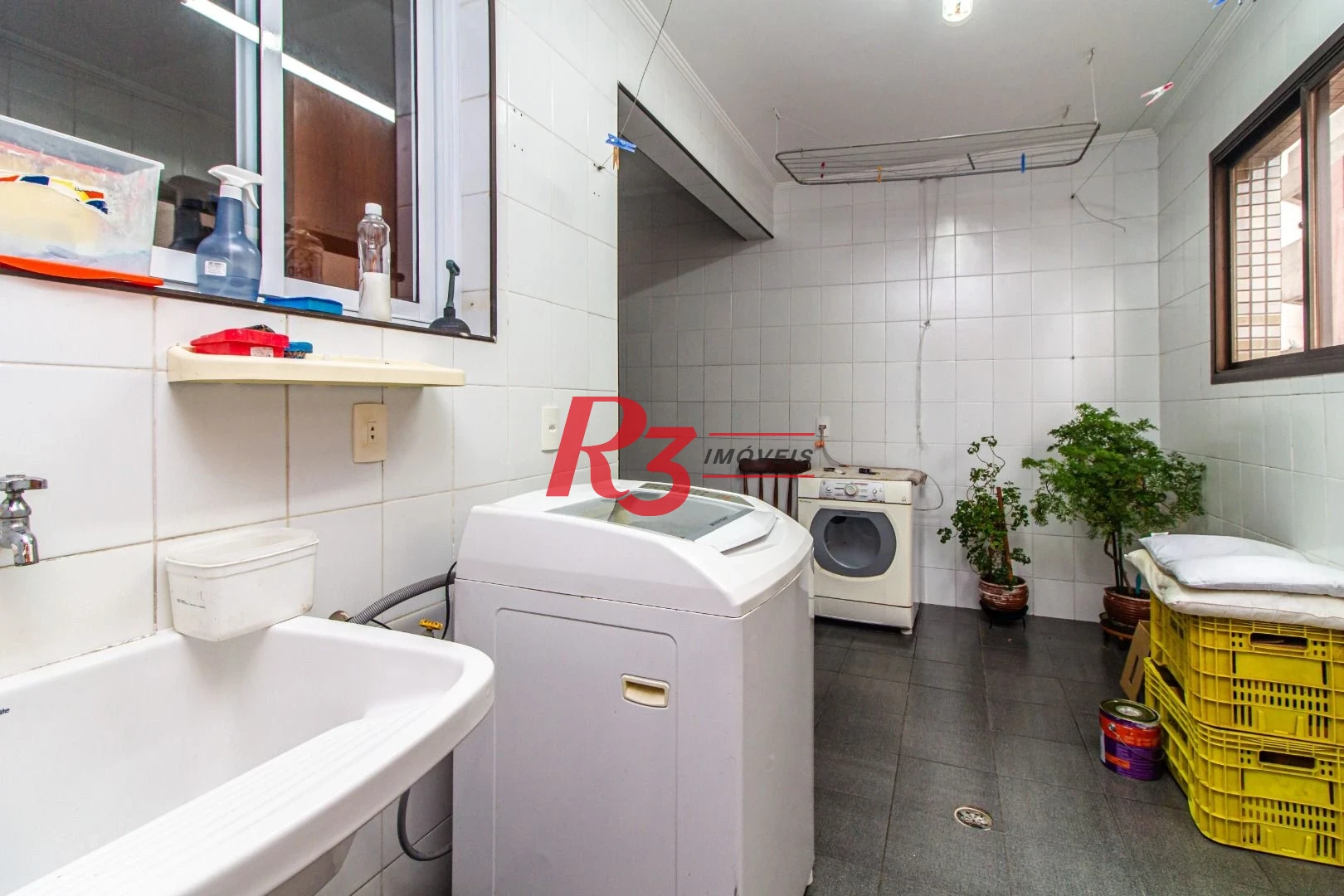 LINDO, REFORMADO E AMPLO AP. À VENDA NA PONTA DA PRAIA ! 162 M², 3 DORMS, 2 VAGAS, VISTA MAR !! OPORTUNIDADE !!!