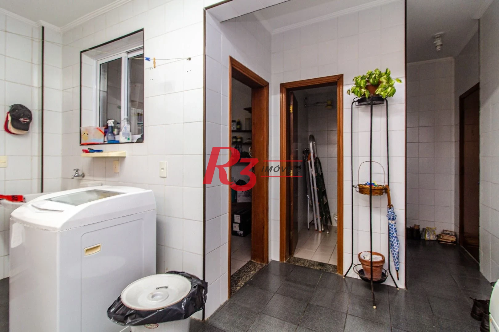 LINDO, REFORMADO E AMPLO AP. À VENDA NA PONTA DA PRAIA ! 162 M², 3 DORMS, 2 VAGAS, VISTA MAR !! OPORTUNIDADE !!!