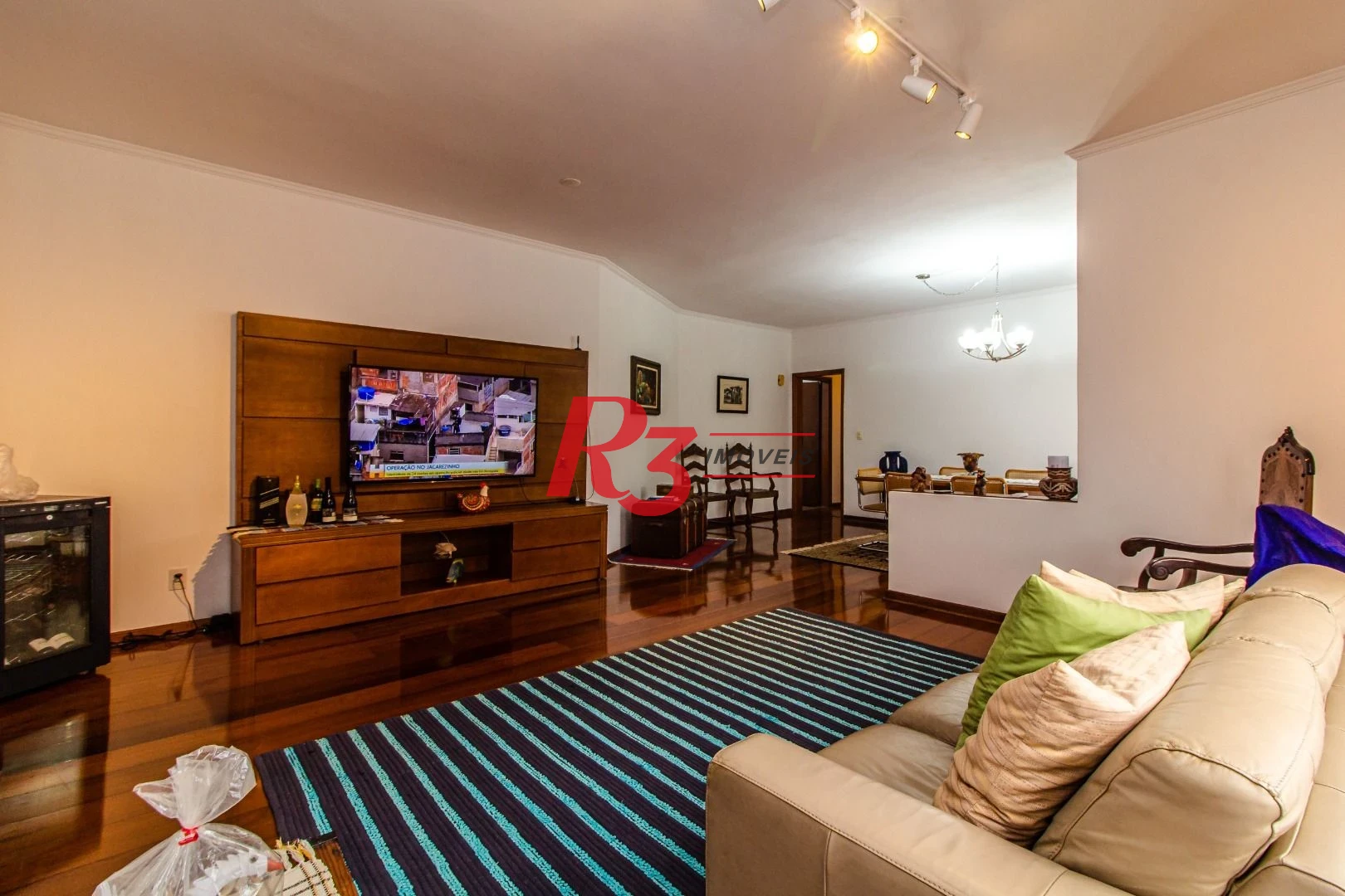 LINDO, REFORMADO E AMPLO AP. À VENDA NA PONTA DA PRAIA ! 162 M², 3 DORMS, 2 VAGAS, VISTA MAR !! OPORTUNIDADE !!!