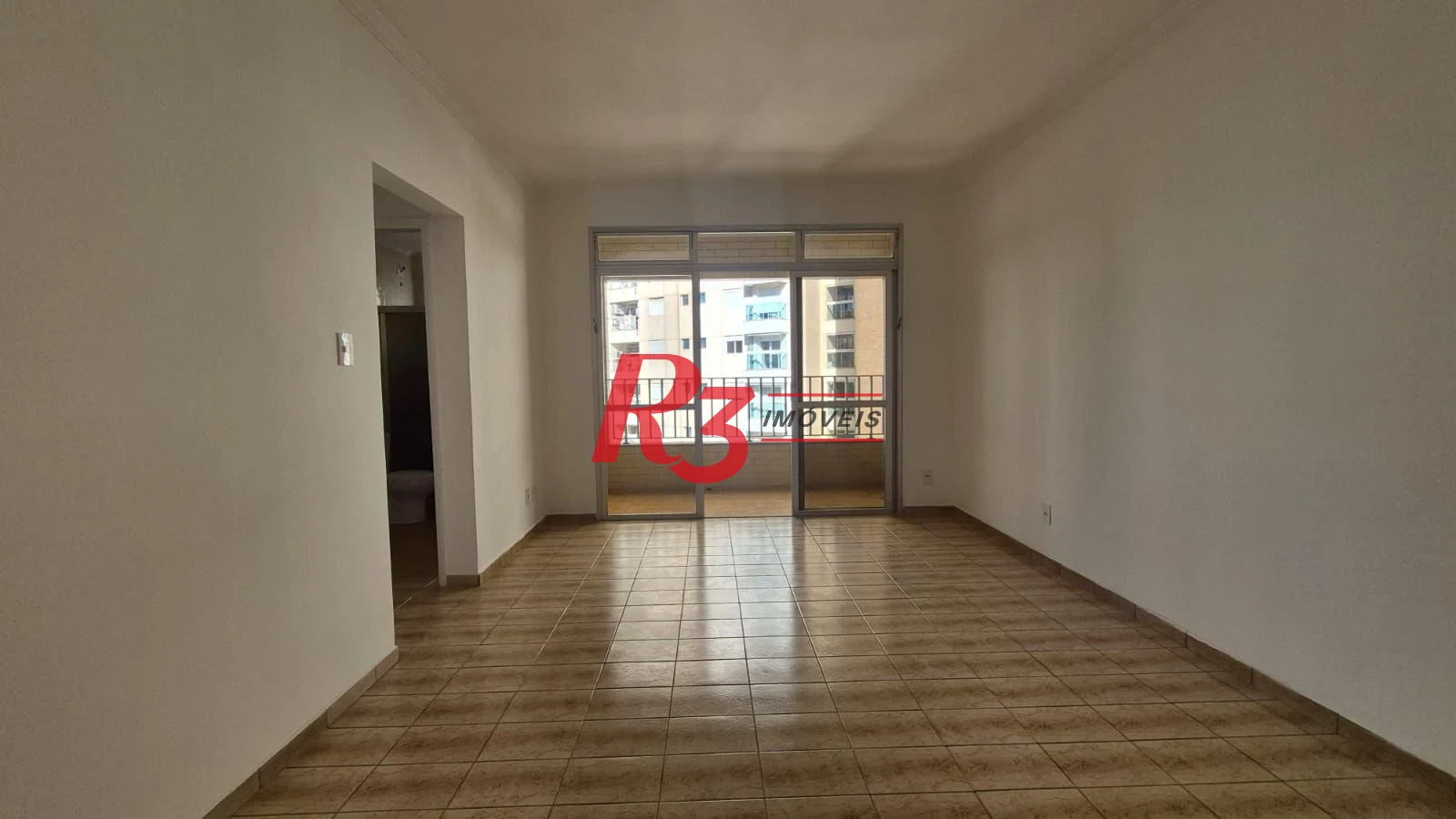 Ótimo apto para locação a 1 quadra da praia do Embaré com 2 quartos, sacada, 2 wcs, cozinha + A.S e 1 vaga demarcada, condição especial demais!!!