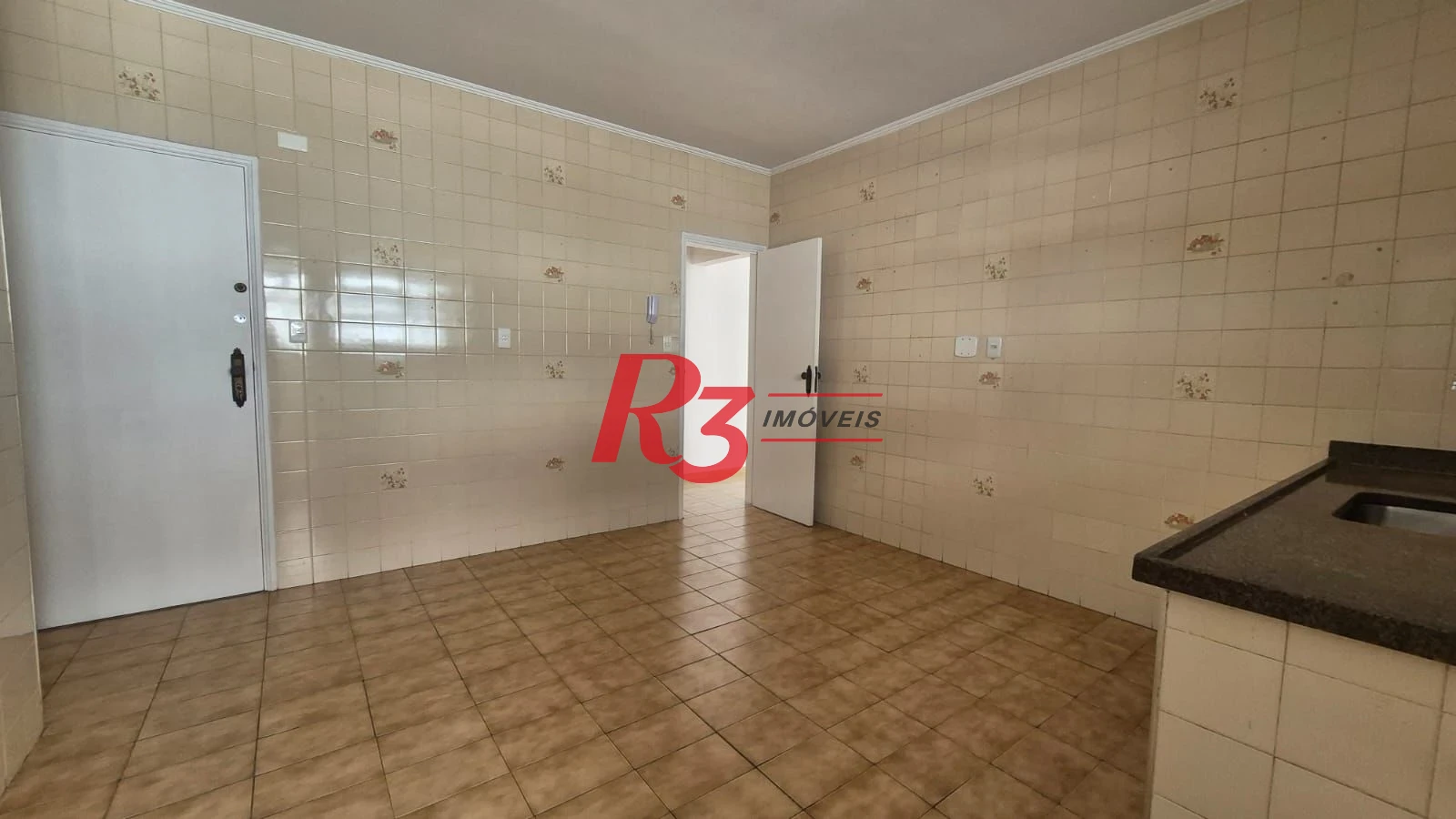 Ótimo apto para locação a 1 quadra da praia do Embaré com 2 quartos, sacada, 2 wcs, cozinha + A.S e 1 vaga demarcada, condição especial demais!!!