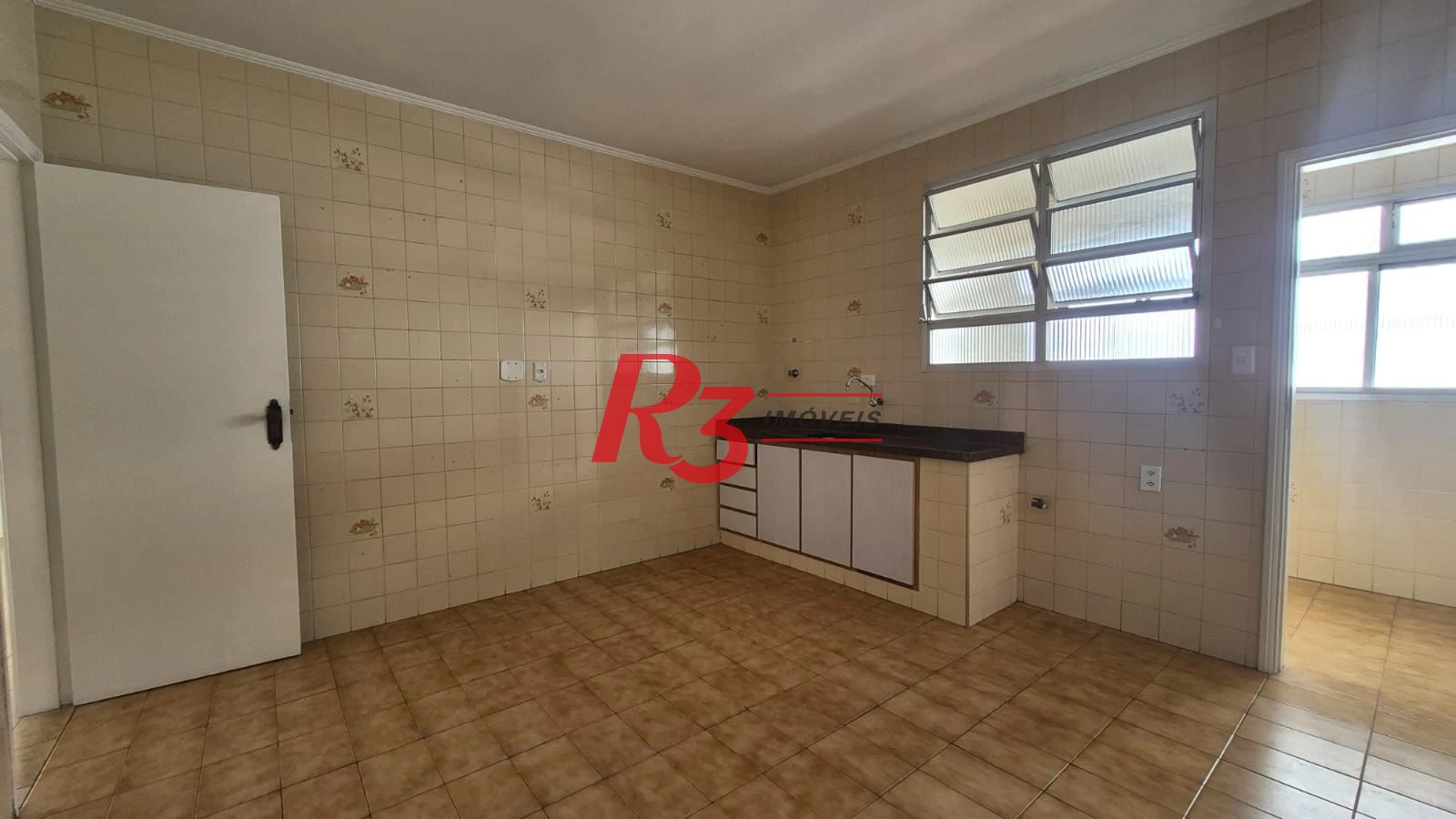 Ótimo apto para locação a 1 quadra da praia do Embaré com 2 quartos, sacada, 2 wcs, cozinha + A.S e 1 vaga demarcada, condição especial demais!!!