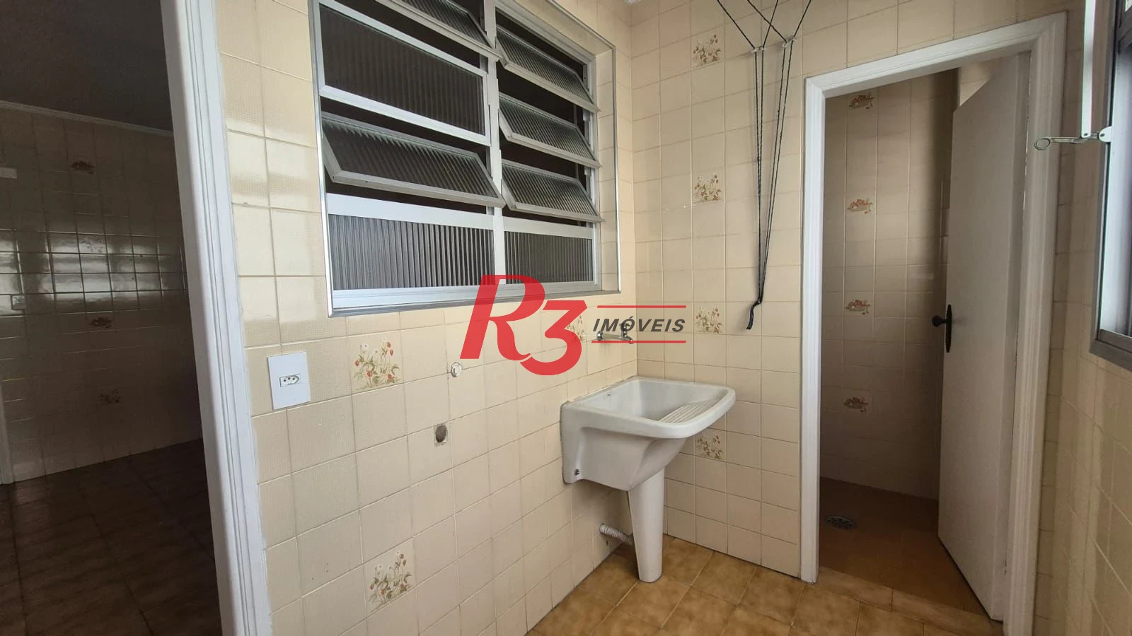 Ótimo apto para locação a 1 quadra da praia do Embaré com 2 quartos, sacada, 2 wcs, cozinha + A.S e 1 vaga demarcada, condição especial demais!!!