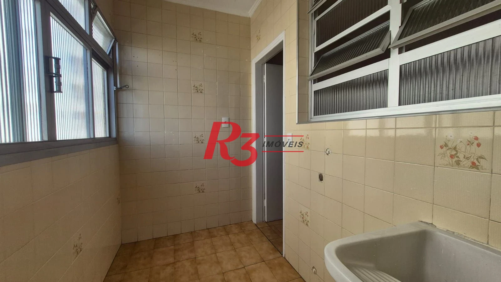 Ótimo apto para locação a 1 quadra da praia do Embaré com 2 quartos, sacada, 2 wcs, cozinha + A.S e 1 vaga demarcada, condição especial demais!!!