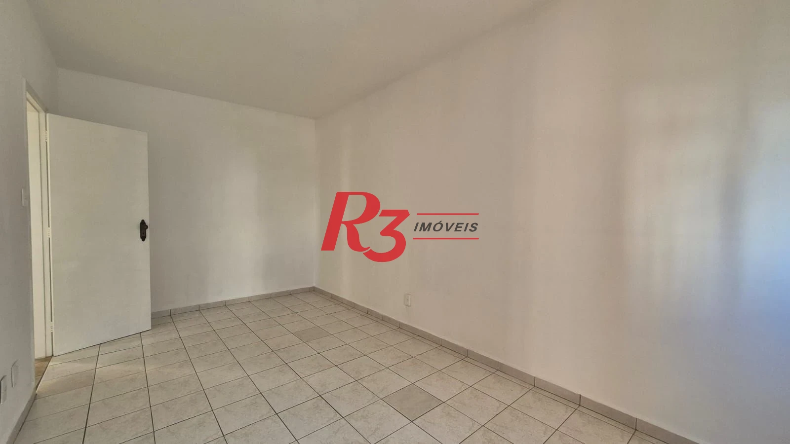 Ótimo apto para locação a 1 quadra da praia do Embaré com 2 quartos, sacada, 2 wcs, cozinha + A.S e 1 vaga demarcada, condição especial demais!!!