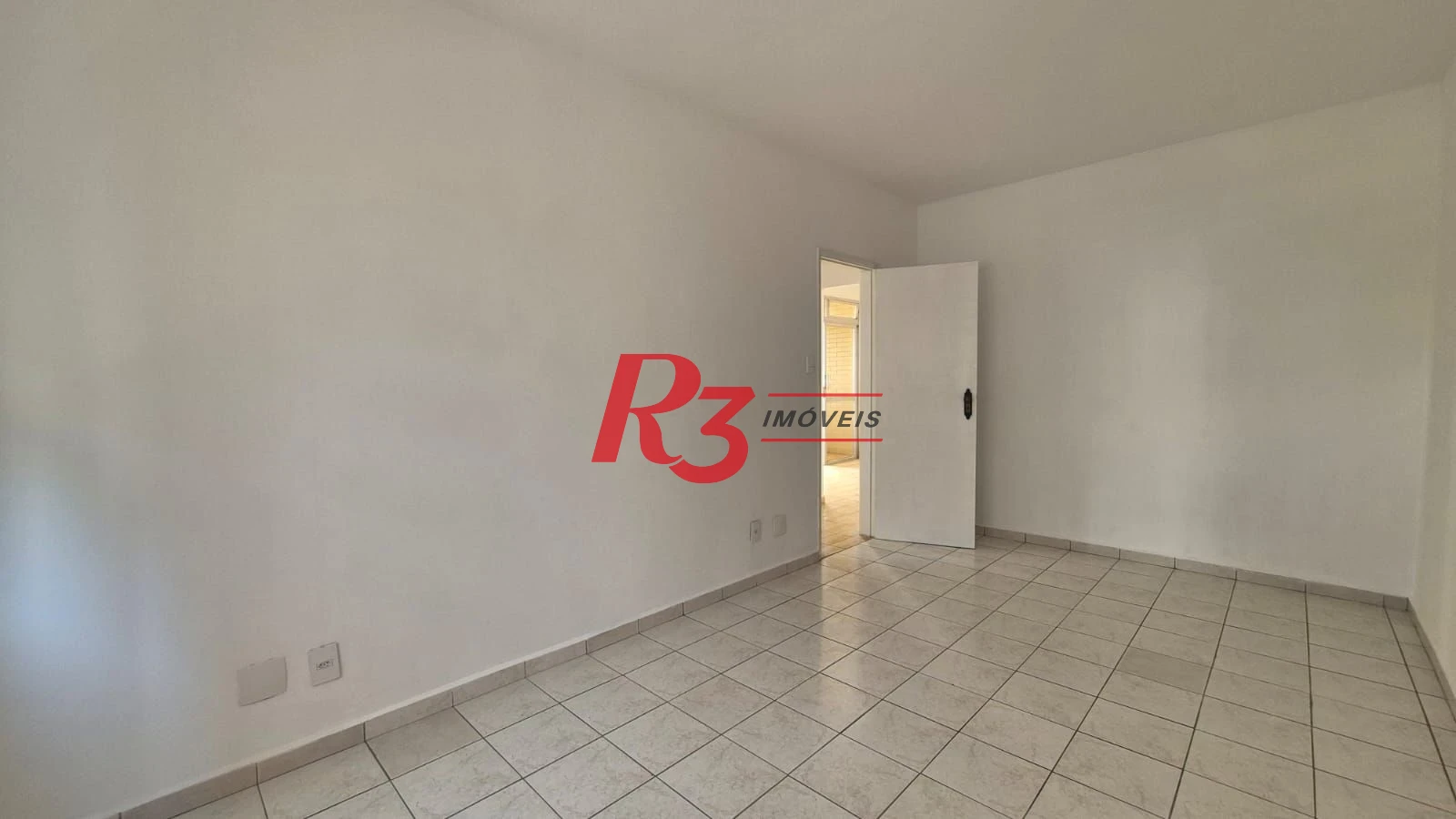 Ótimo apto para locação a 1 quadra da praia do Embaré com 2 quartos, sacada, 2 wcs, cozinha + A.S e 1 vaga demarcada, condição especial demais!!!