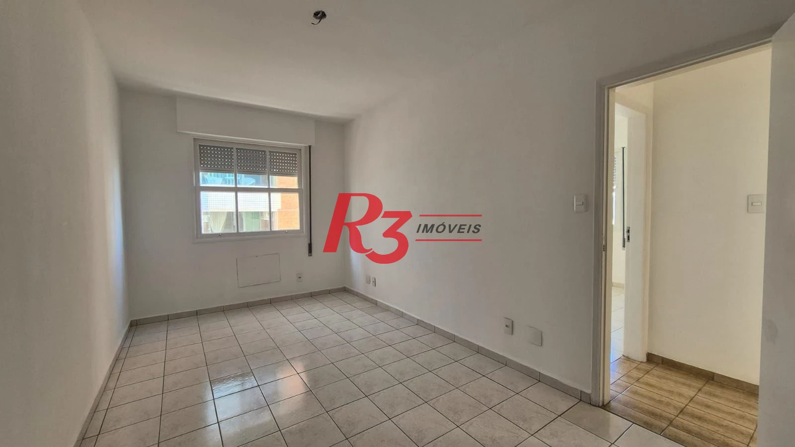 Ótimo apto para locação a 1 quadra da praia do Embaré com 2 quartos, sacada, 2 wcs, cozinha + A.S e 1 vaga demarcada, condição especial demais!!!