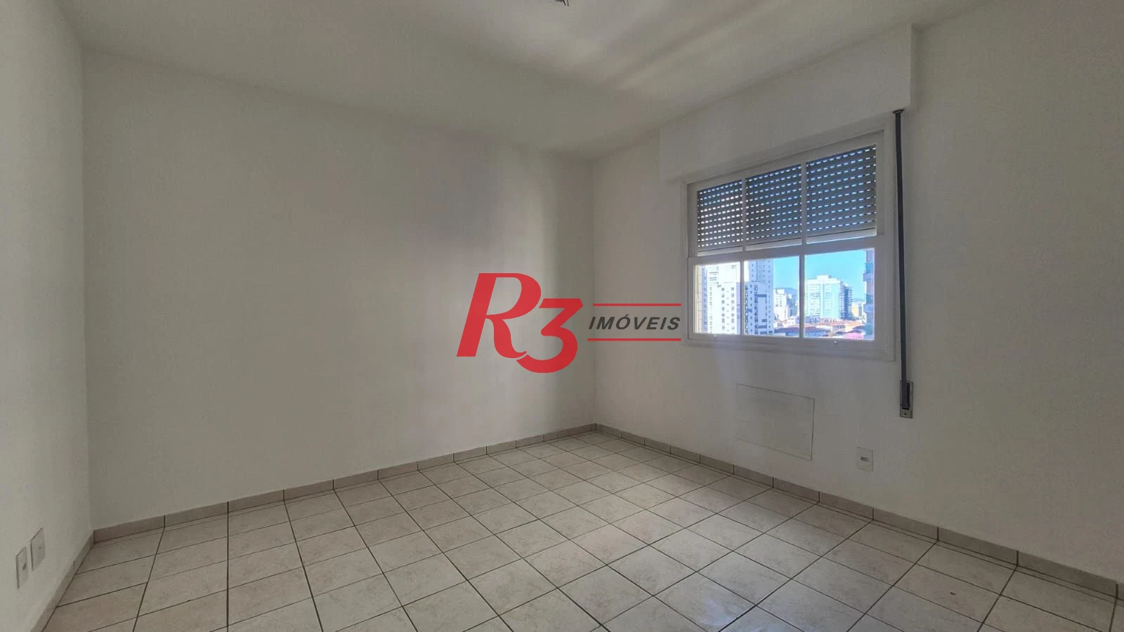 Ótimo apto para locação a 1 quadra da praia do Embaré com 2 quartos, sacada, 2 wcs, cozinha + A.S e 1 vaga demarcada, condição especial demais!!!