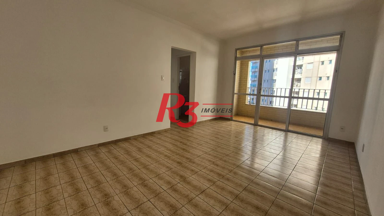 Ótimo apto para locação a 1 quadra da praia do Embaré com 2 quartos, sacada, 2 wcs, cozinha + A.S e 1 vaga demarcada, condição especial demais!!!