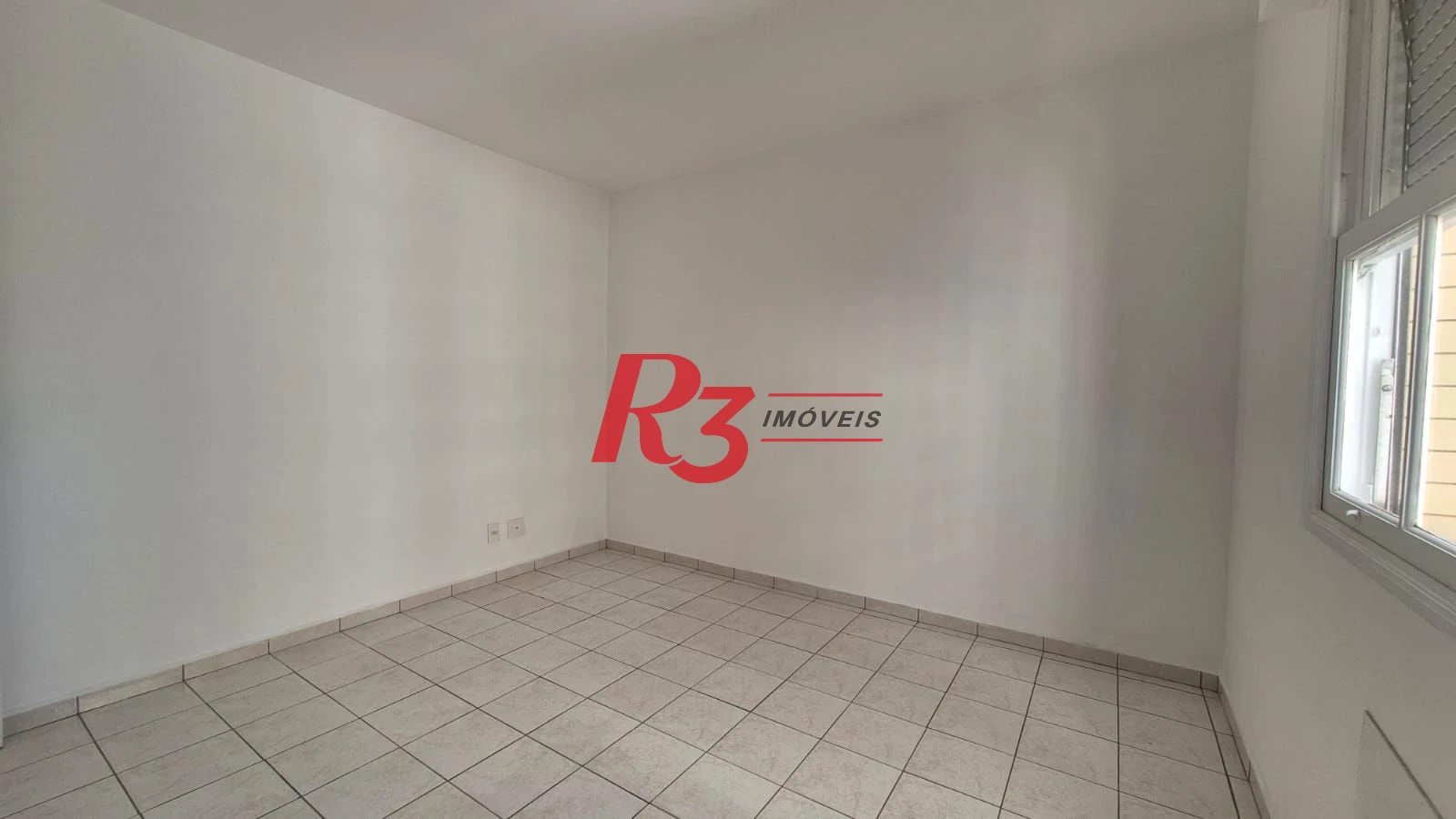 Ótimo apto para locação a 1 quadra da praia do Embaré com 2 quartos, sacada, 2 wcs, cozinha + A.S e 1 vaga demarcada, condição especial demais!!!