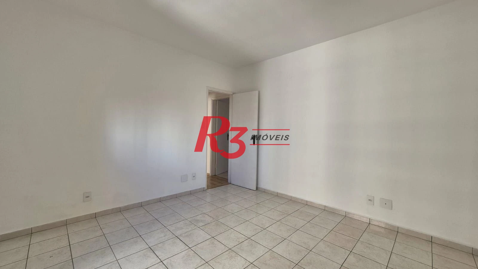 Ótimo apto para locação a 1 quadra da praia do Embaré com 2 quartos, sacada, 2 wcs, cozinha + A.S e 1 vaga demarcada, condição especial demais!!!