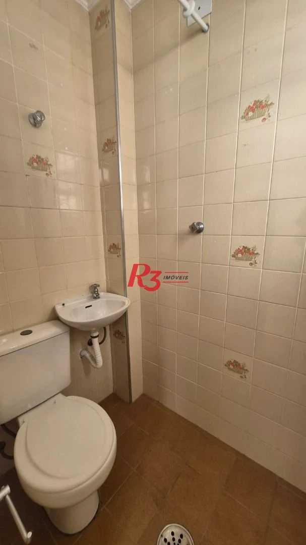 Ótimo apto para locação a 1 quadra da praia do Embaré com 2 quartos, sacada, 2 wcs, cozinha + A.S e 1 vaga demarcada, condição especial demais!!!