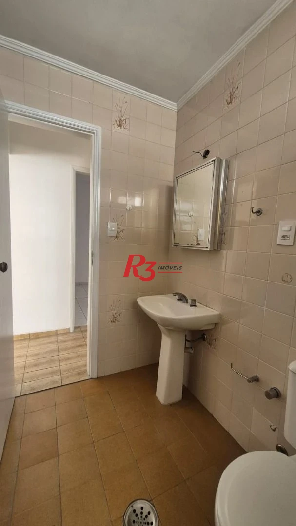 Ótimo apto para locação a 1 quadra da praia do Embaré com 2 quartos, sacada, 2 wcs, cozinha + A.S e 1 vaga demarcada, condição especial demais!!!