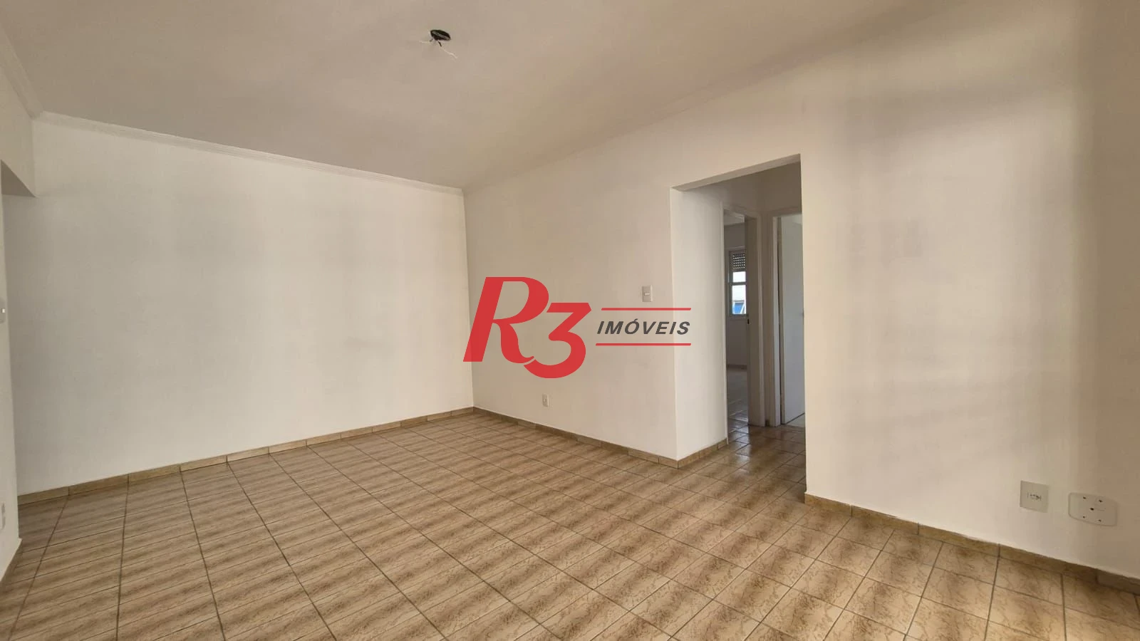 Ótimo apto para locação a 1 quadra da praia do Embaré com 2 quartos, sacada, 2 wcs, cozinha + A.S e 1 vaga demarcada, condição especial demais!!!
