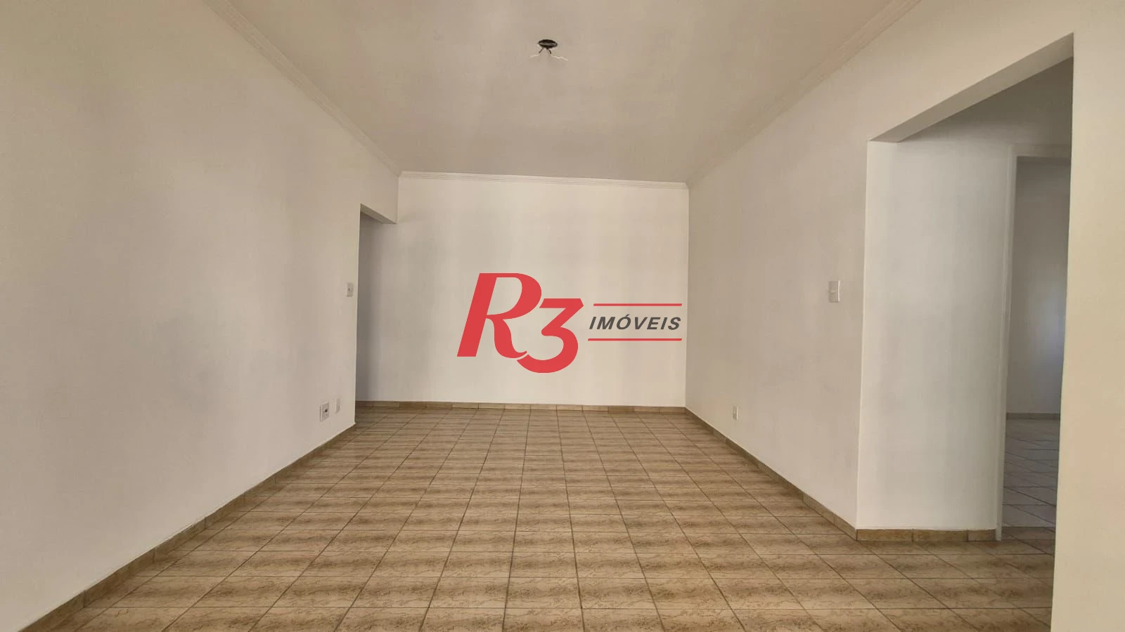 Ótimo apto para locação a 1 quadra da praia do Embaré com 2 quartos, sacada, 2 wcs, cozinha + A.S e 1 vaga demarcada, condição especial demais!!!