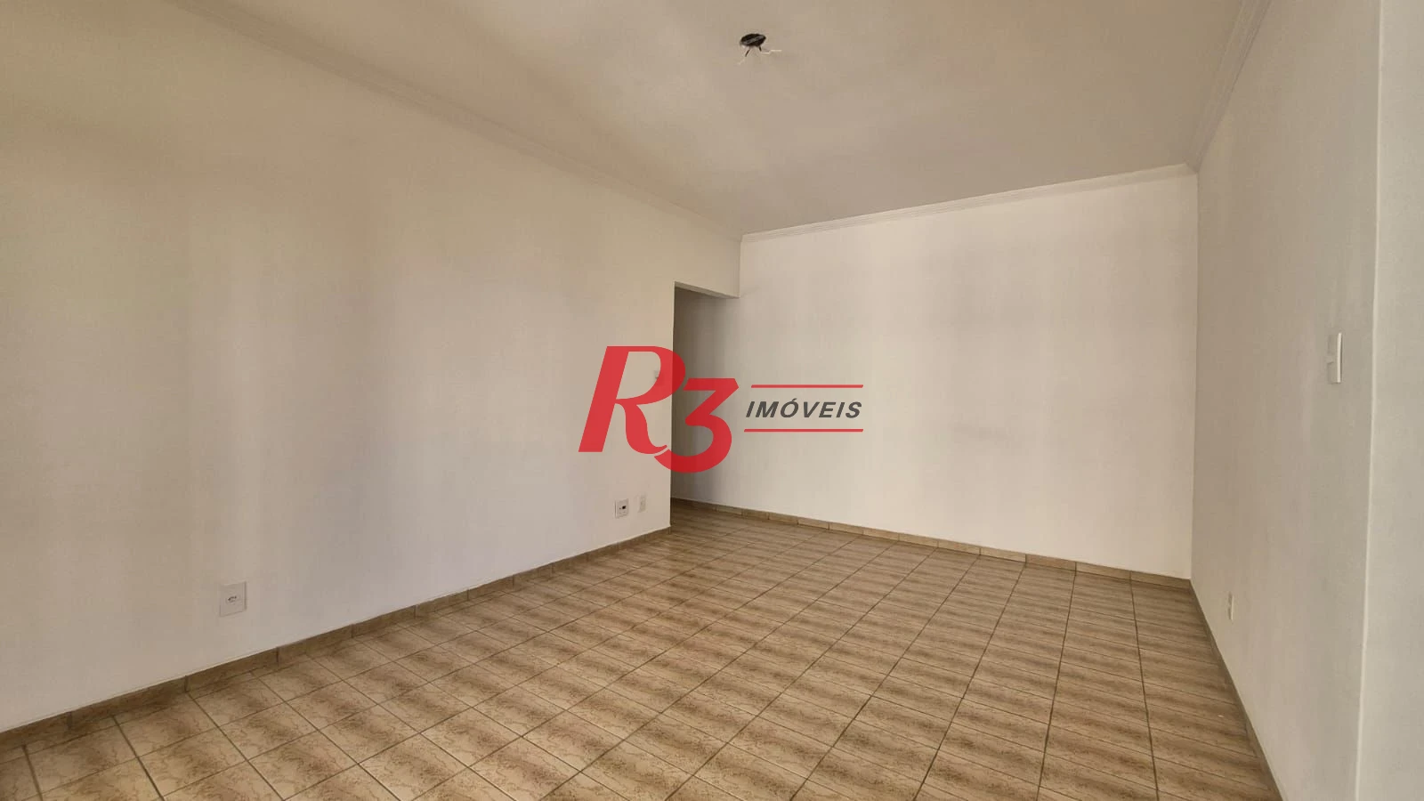 Ótimo apto para locação a 1 quadra da praia do Embaré com 2 quartos, sacada, 2 wcs, cozinha + A.S e 1 vaga demarcada, condição especial demais!!!