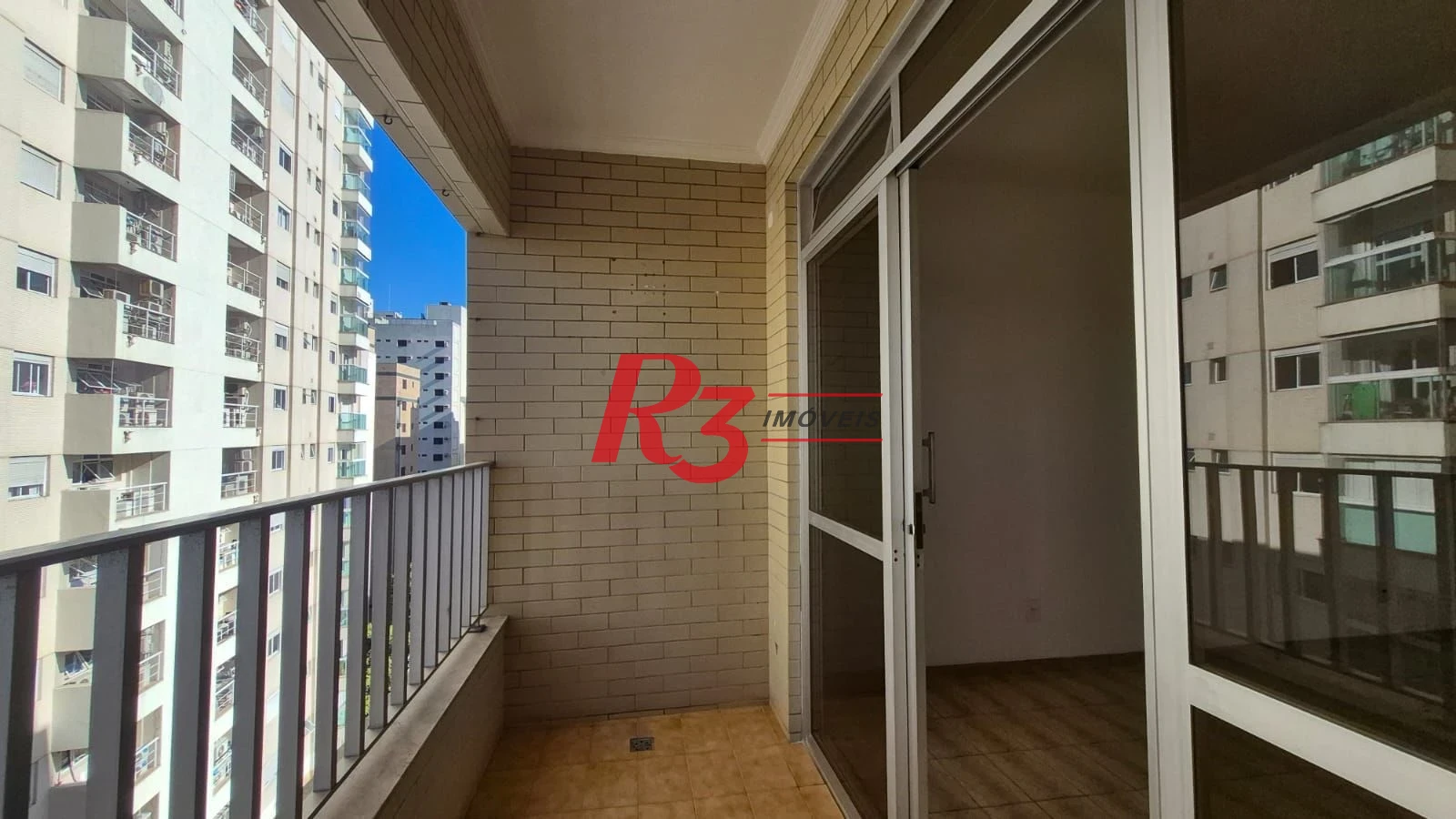 Ótimo apto para locação a 1 quadra da praia do Embaré com 2 quartos, sacada, 2 wcs, cozinha + A.S e 1 vaga demarcada, condição especial demais!!!