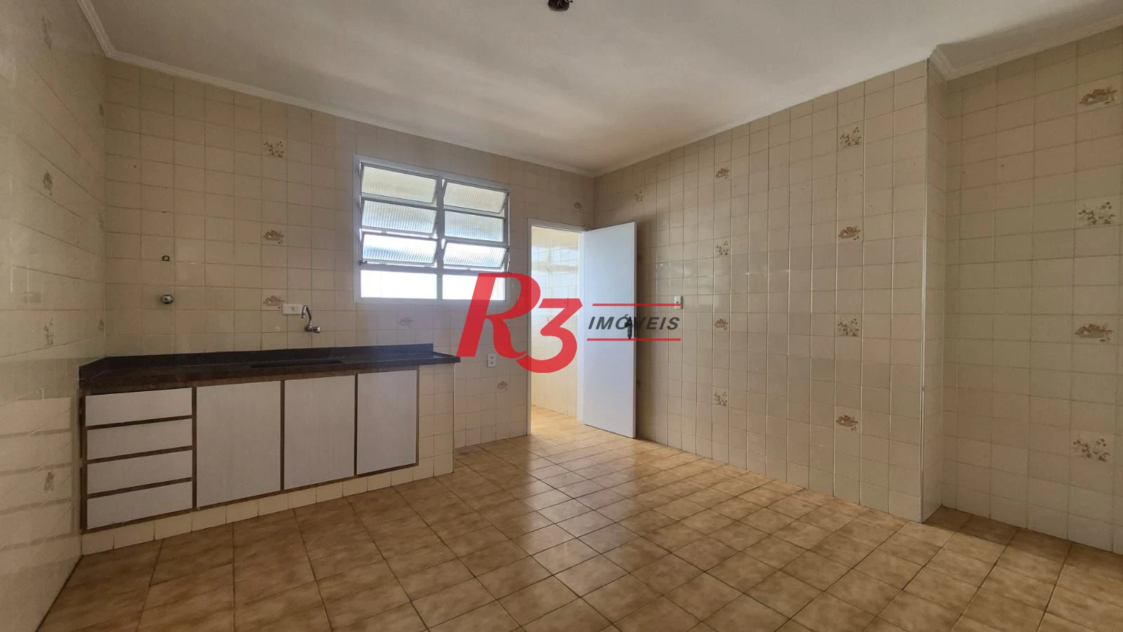 Ótimo apto para locação a 1 quadra da praia do Embaré com 2 quartos, sacada, 2 wcs, cozinha + A.S e 1 vaga demarcada, condição especial demais!!!