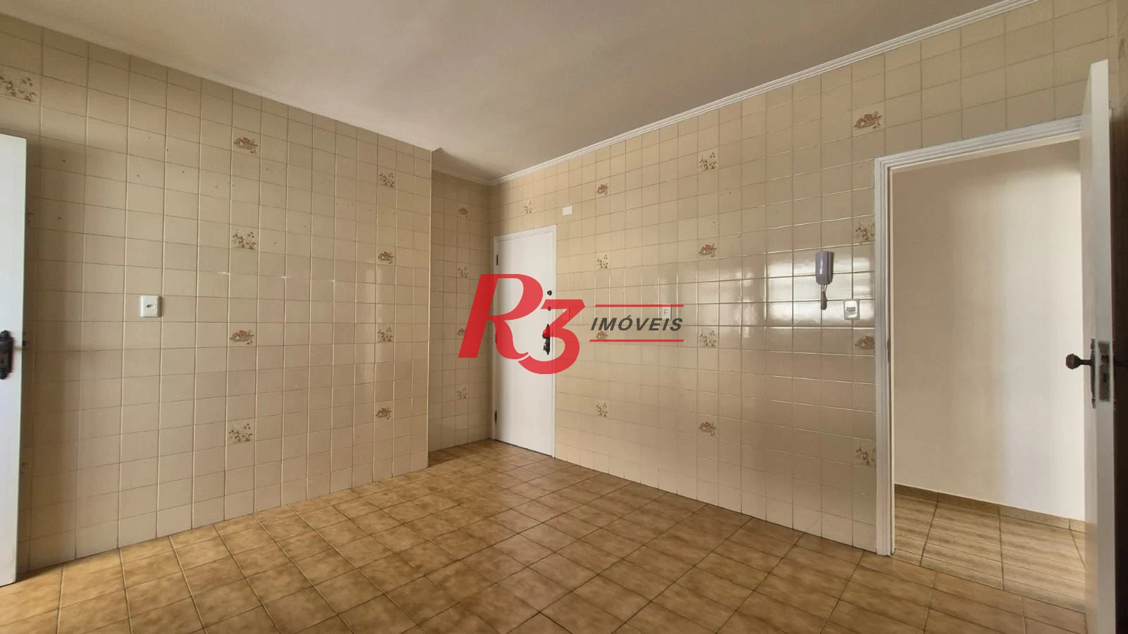 Ótimo apto para locação a 1 quadra da praia do Embaré com 2 quartos, sacada, 2 wcs, cozinha + A.S e 1 vaga demarcada, condição especial demais!!!