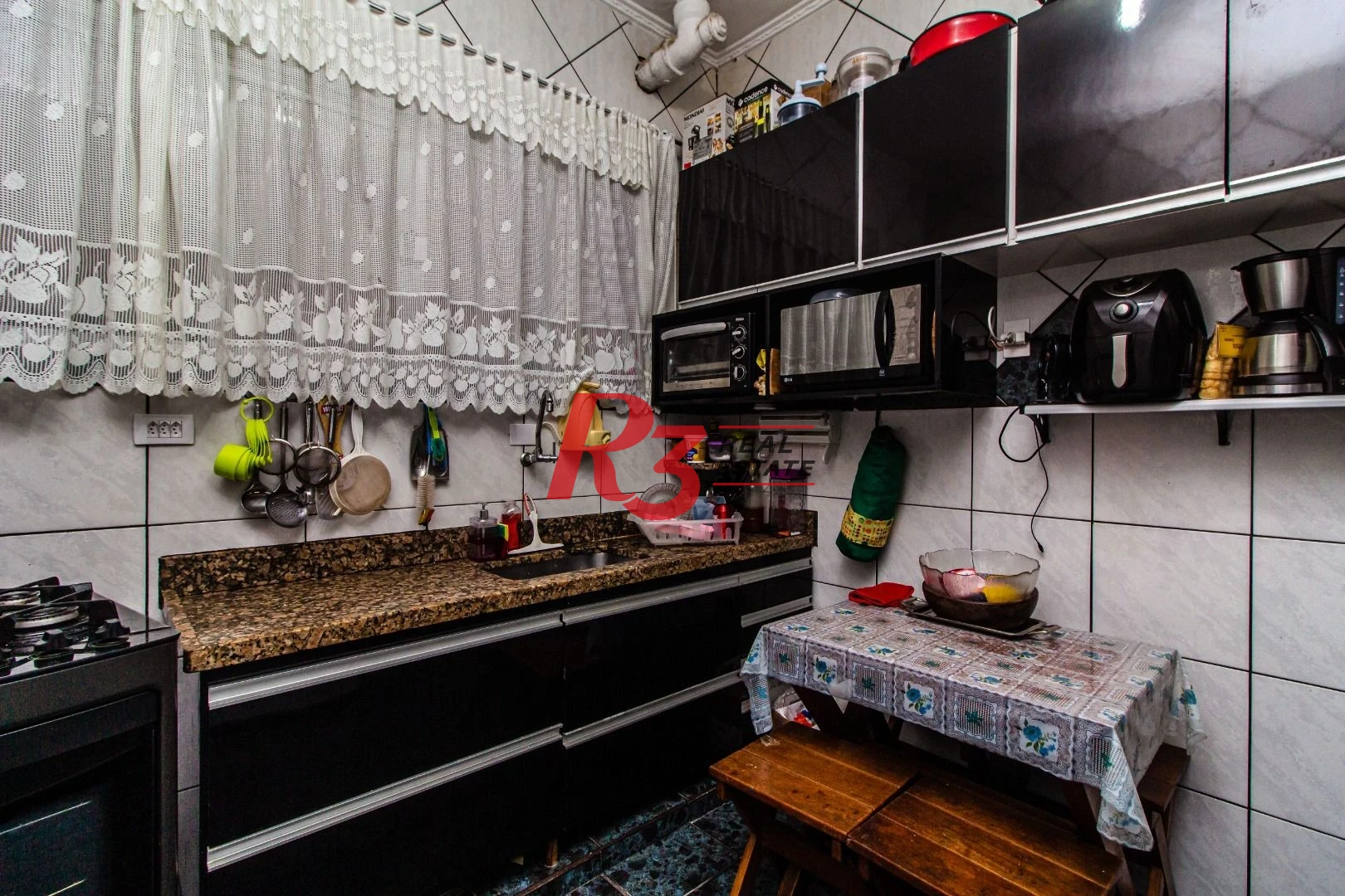 Sobreposta térrea com 2 dormitórios à venda, 135 m² - Embaré - Santos/SP
