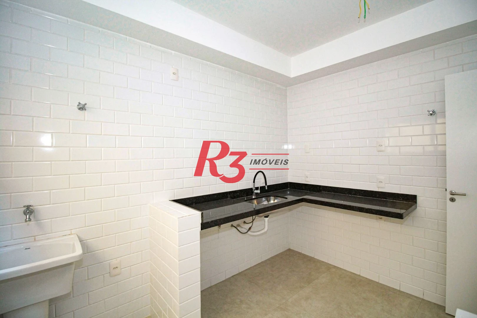 Sobrado com 3 dormitórios à venda, 190 m² por R$ 800.000,00 - Gonzaga - Santos/SP