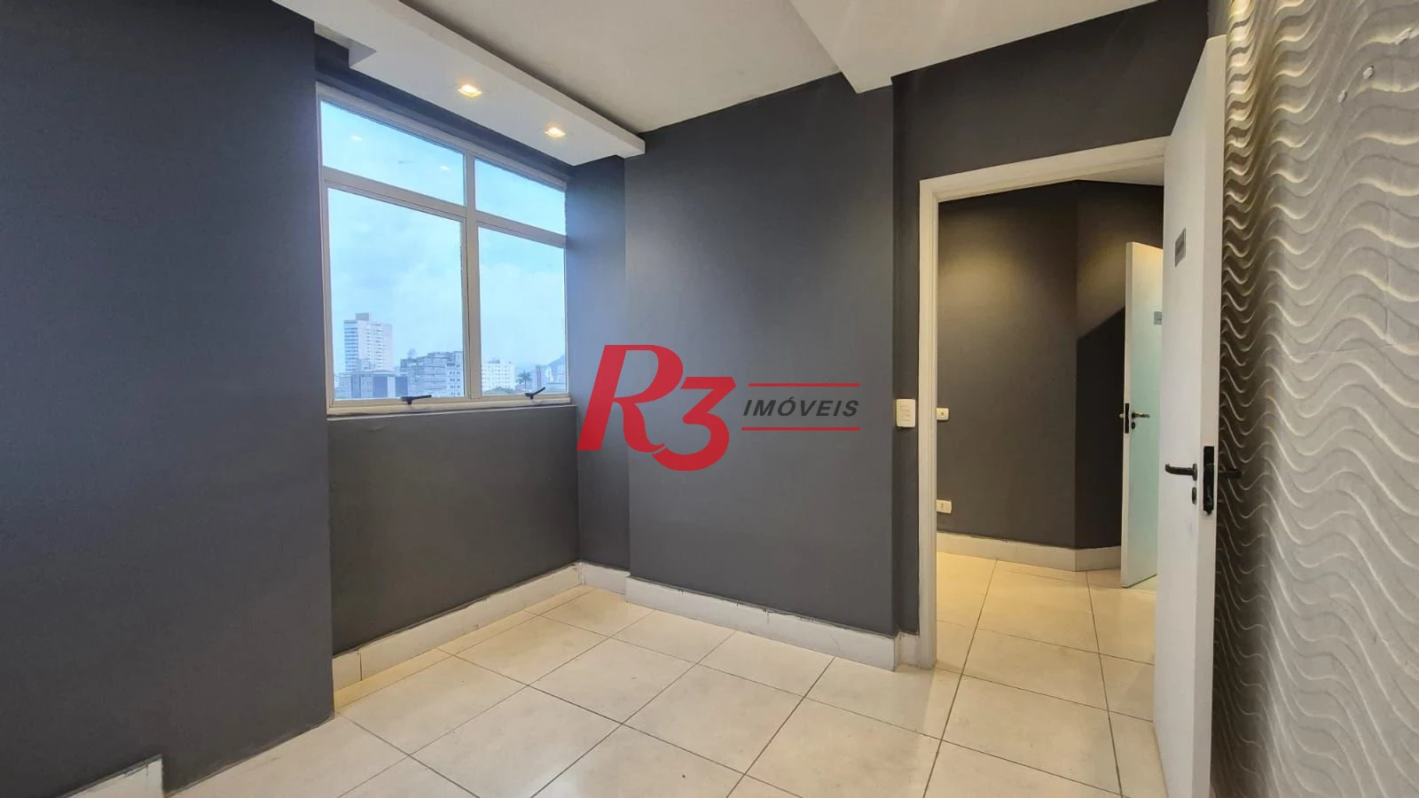 Excelente sala comercial para locação muito bem localizada em prédio com elevador, em frente a hospital, com divisórias e ares, 2 vagas, oportunidade!