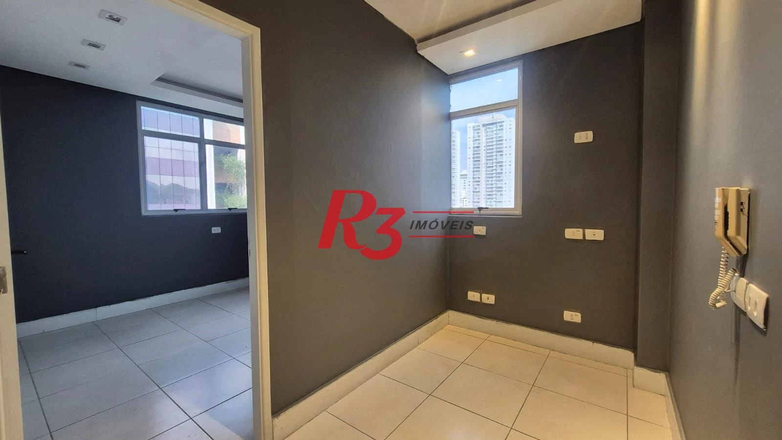 Excelente sala comercial para locação muito bem localizada em prédio com elevador, em frente a hospital, com divisórias e ares, 2 vagas, oportunidade!