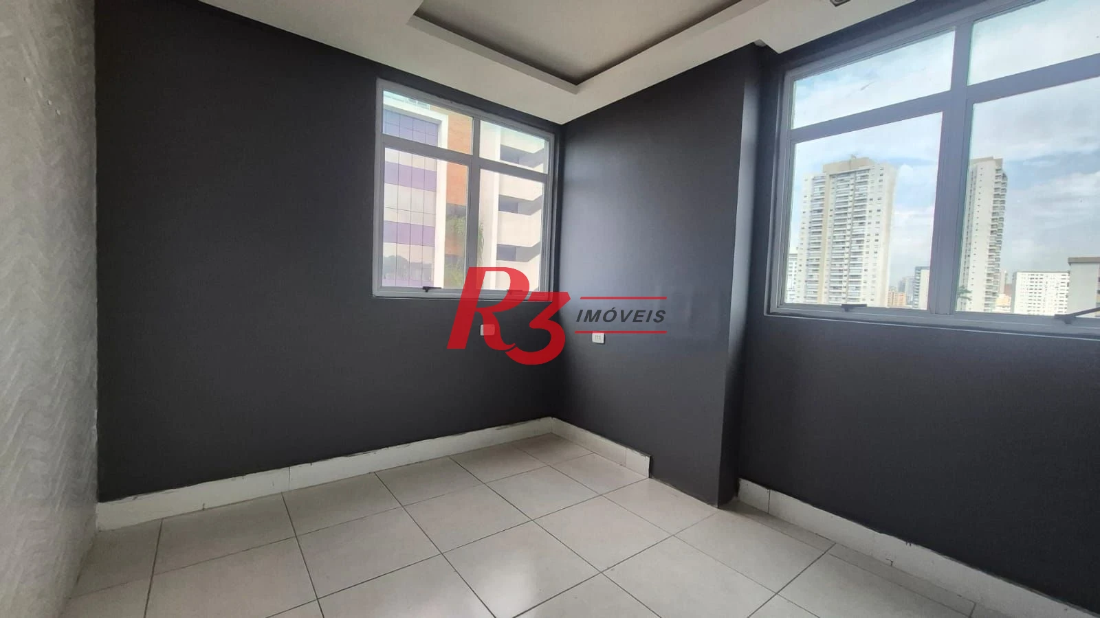 Excelente sala comercial para locação muito bem localizada em prédio com elevador, em frente a hospital, com divisórias e ares, 2 vagas, oportunidade!