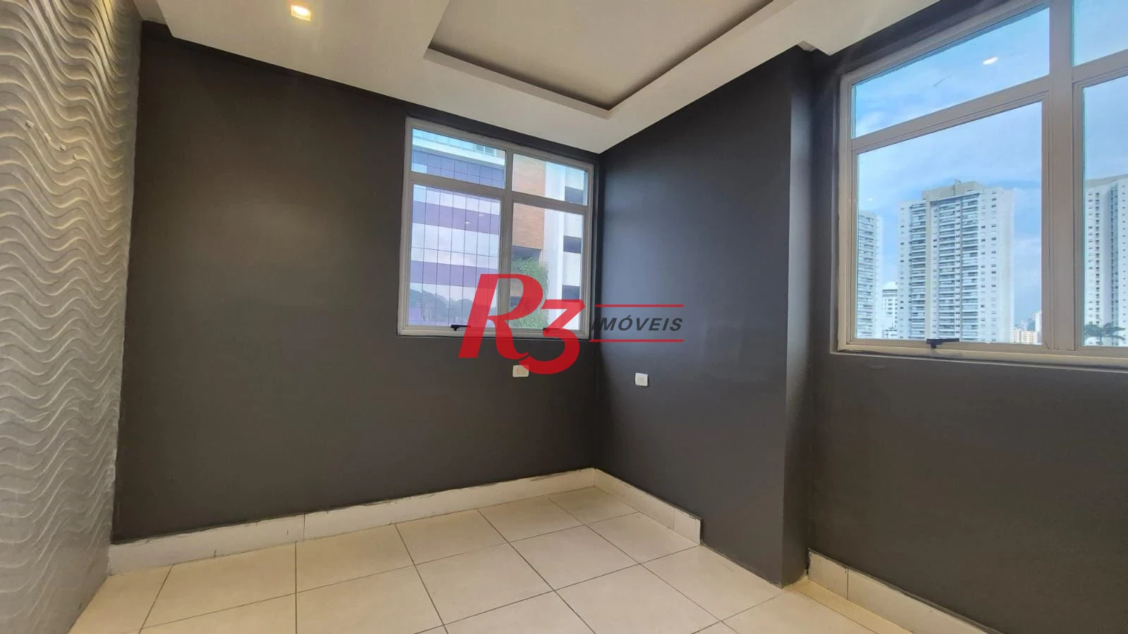 Excelente sala comercial para locação muito bem localizada em prédio com elevador, em frente a hospital, com divisórias e ares, 2 vagas, oportunidade!