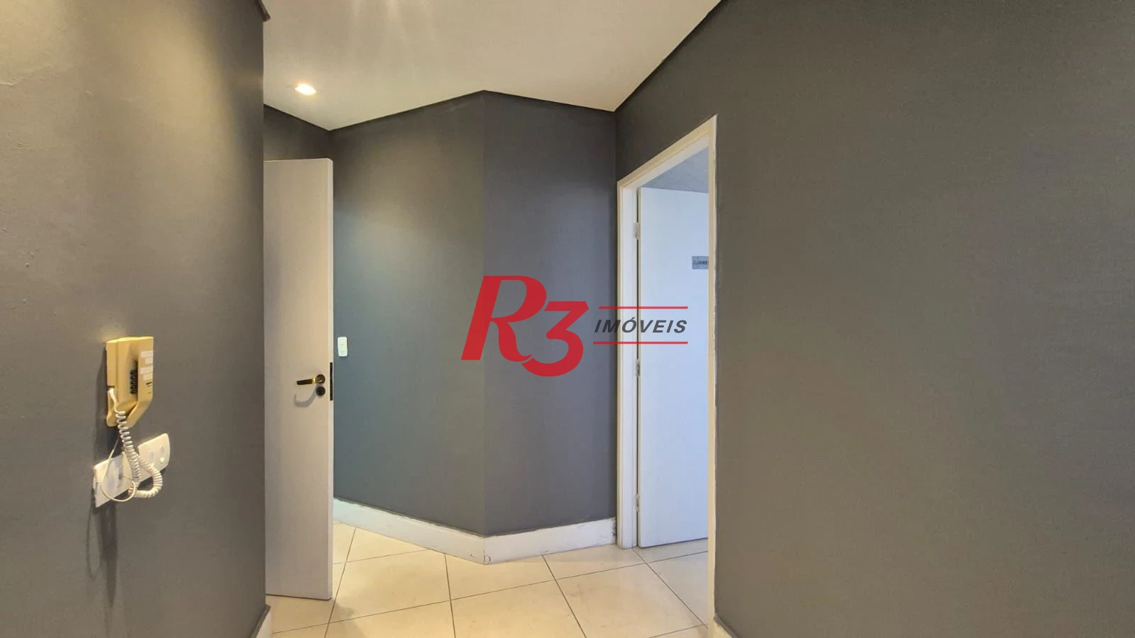 Excelente sala comercial para locação muito bem localizada em prédio com elevador, em frente a hospital, com divisórias e ares, 2 vagas, oportunidade!