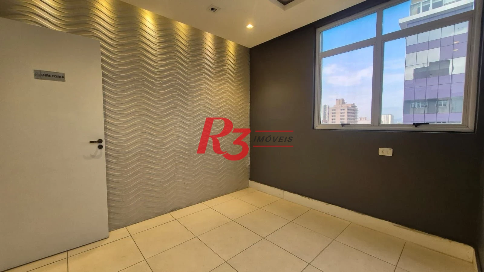 Excelente sala comercial para locação muito bem localizada em prédio com elevador, em frente a hospital, com divisórias e ares, 2 vagas, oportunidade!