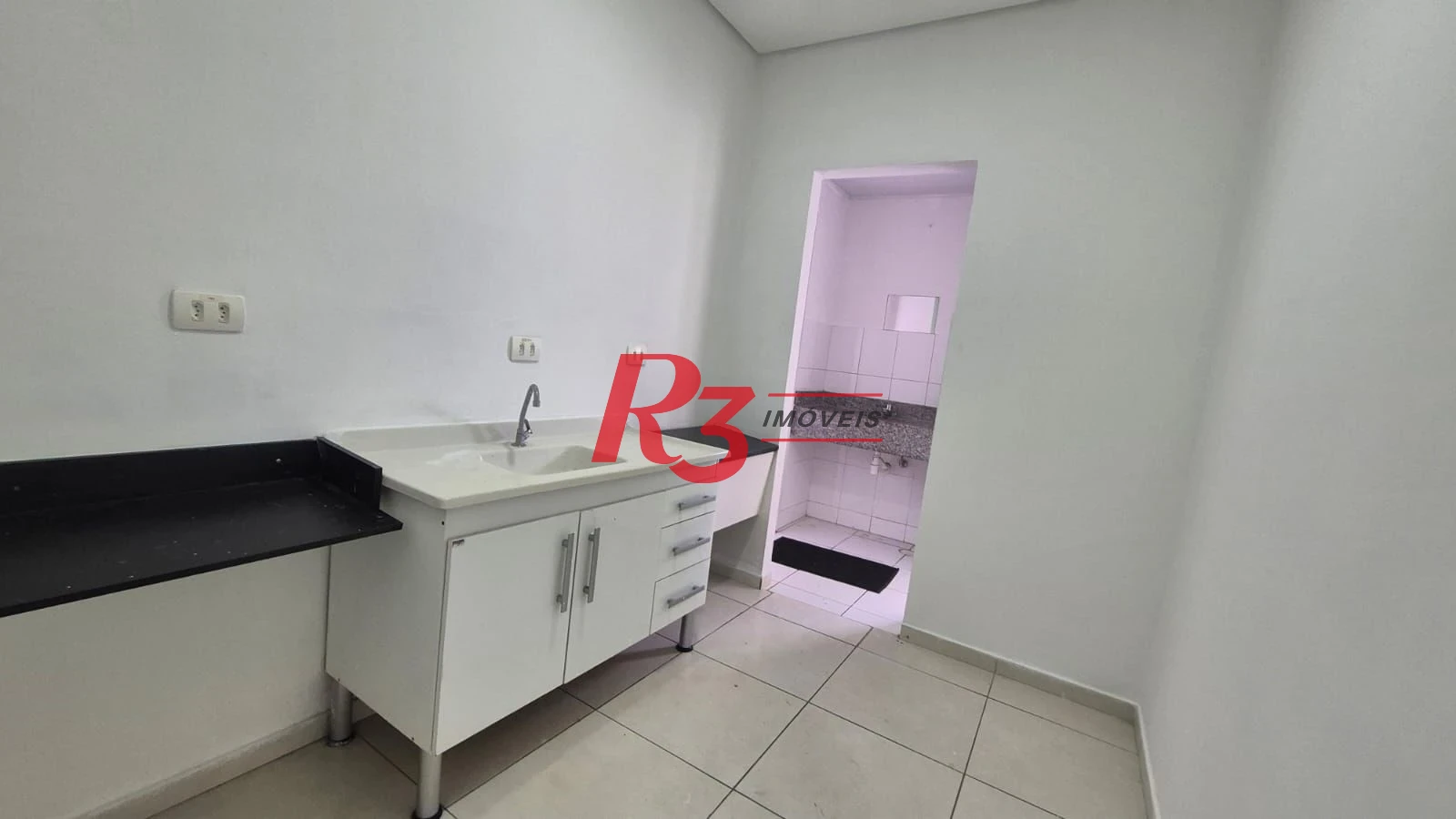 Excelente sala comercial para locação muito bem localizada em prédio com elevador, em frente a hospital, com divisórias e ares, 2 vagas, oportunidade!