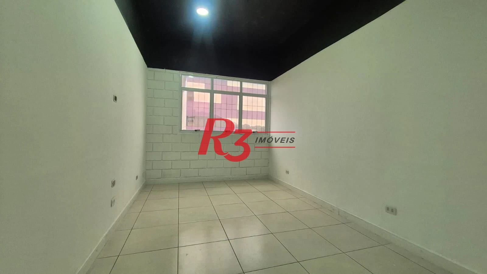 Excelente sala comercial para locação muito bem localizada em prédio com elevador, em frente a hospital, com divisórias e ares, 2 vagas, oportunidade!