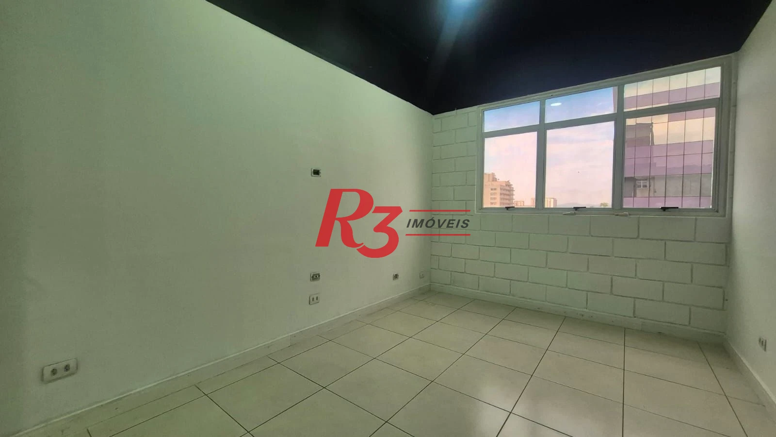 Excelente sala comercial para locação muito bem localizada em prédio com elevador, em frente a hospital, com divisórias e ares, 2 vagas, oportunidade!