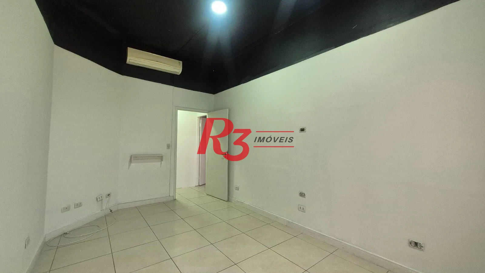 Excelente sala comercial para locação muito bem localizada em prédio com elevador, em frente a hospital, com divisórias e ares, 2 vagas, oportunidade!