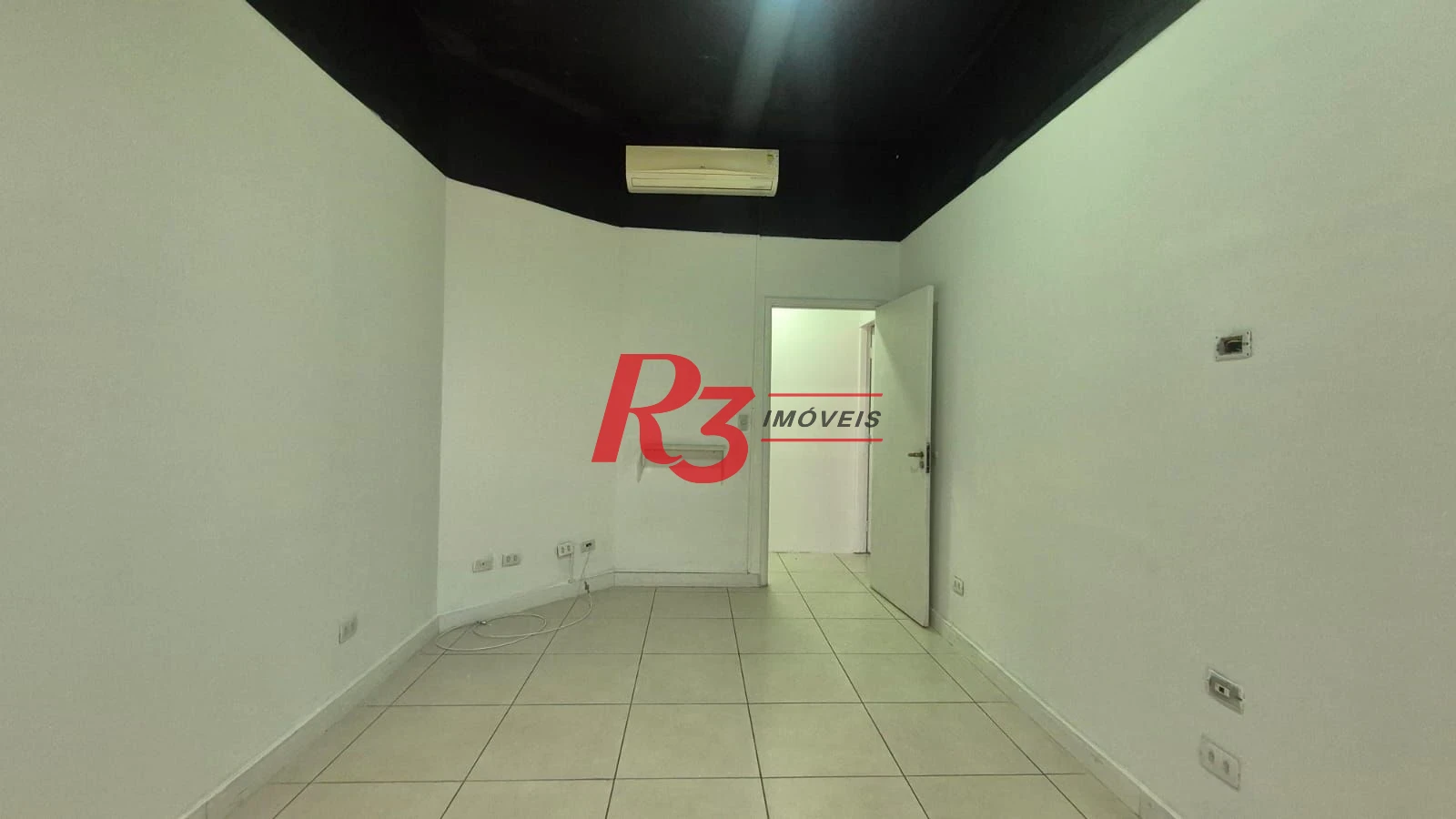 Excelente sala comercial para locação muito bem localizada em prédio com elevador, em frente a hospital, com divisórias e ares, 2 vagas, oportunidade!