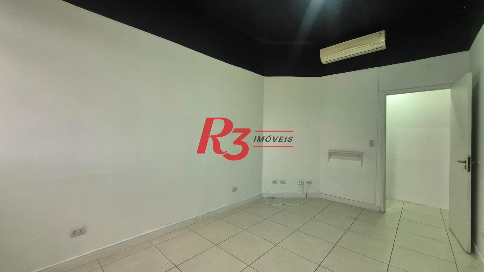 Excelente sala comercial para locação muito bem localizada em prédio com elevador, em frente a hospital, com divisórias e ares, 2 vagas, oportunidade!