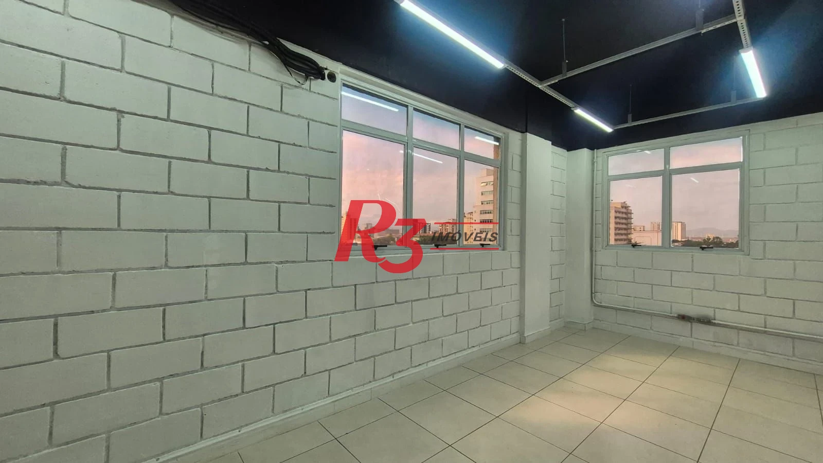 Excelente sala comercial para locação muito bem localizada em prédio com elevador, em frente a hospital, com divisórias e ares, 2 vagas, oportunidade!