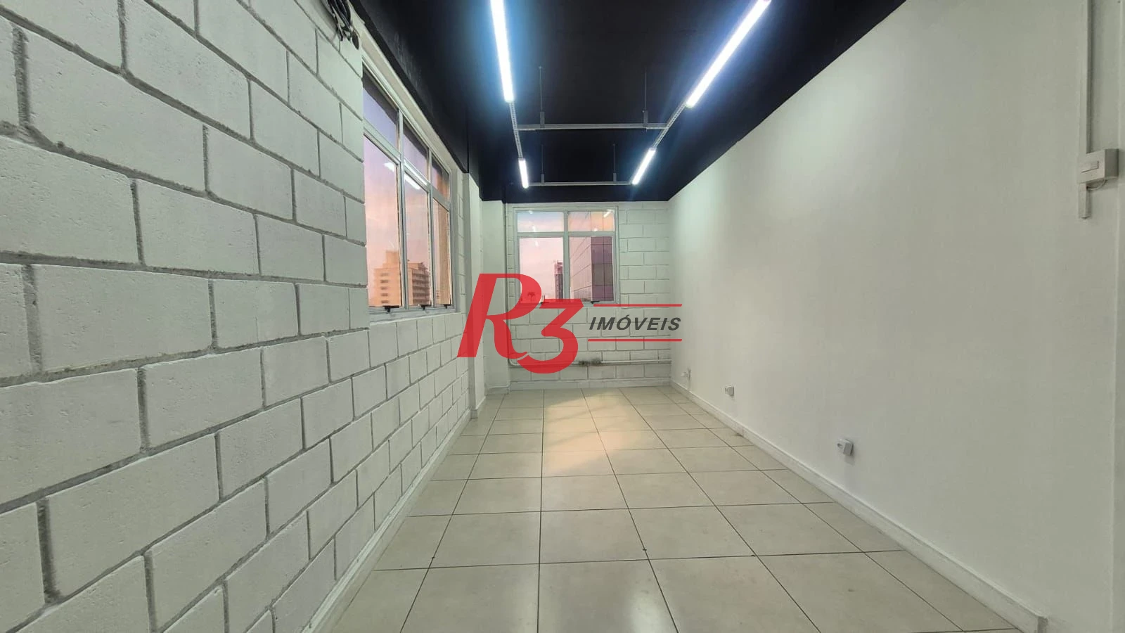 Excelente sala comercial para locação muito bem localizada em prédio com elevador, em frente a hospital, com divisórias e ares, 2 vagas, oportunidade!