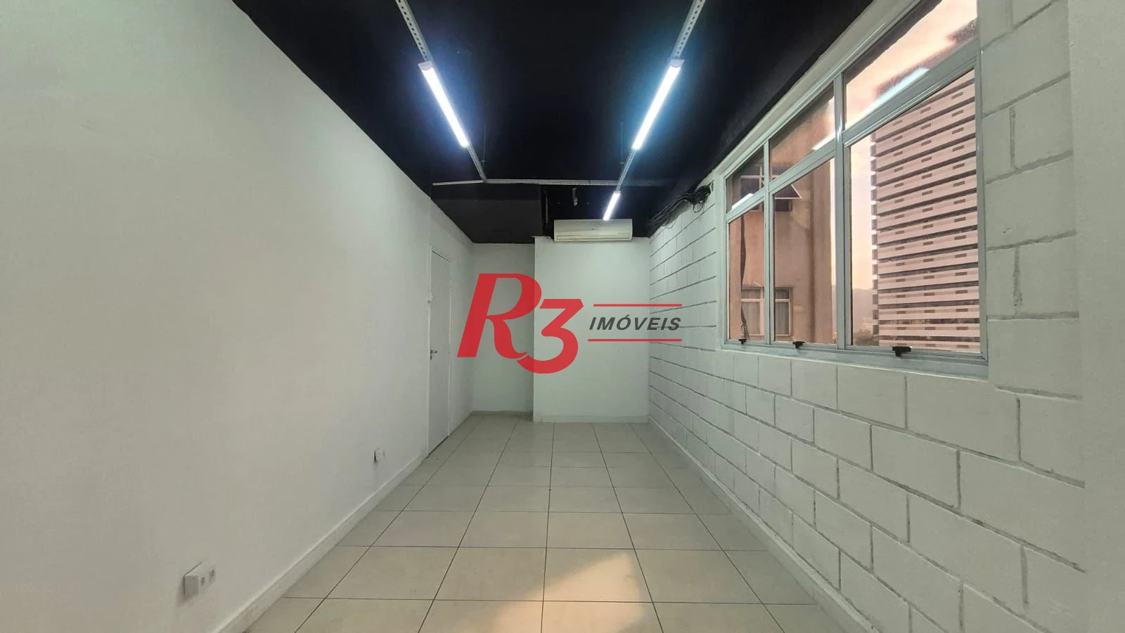 Excelente sala comercial para locação muito bem localizada em prédio com elevador, em frente a hospital, com divisórias e ares, 2 vagas, oportunidade!