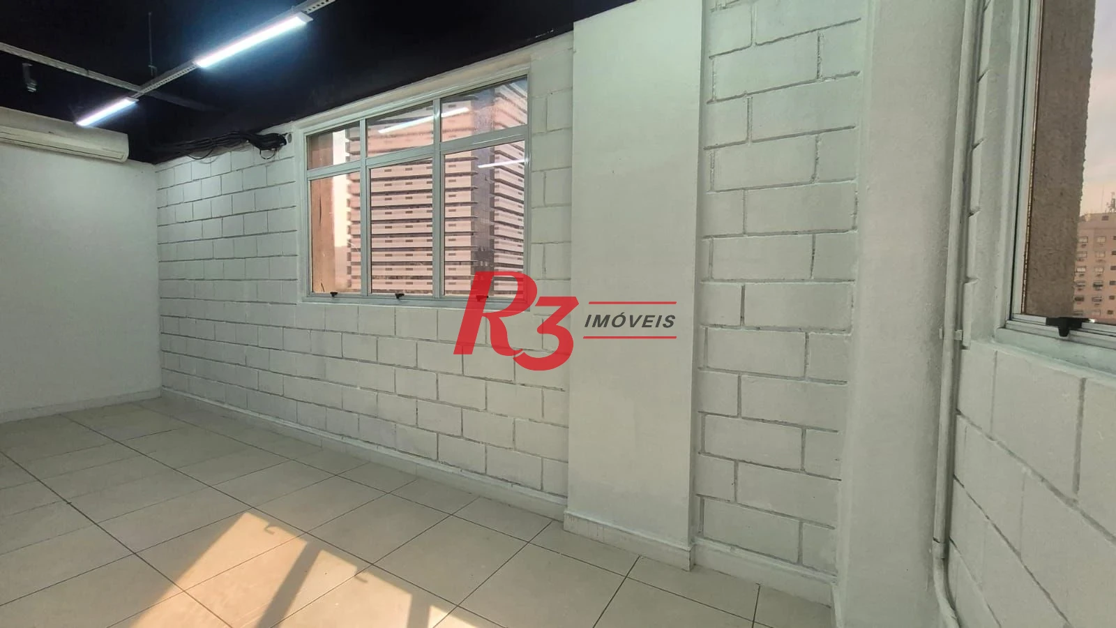 Excelente sala comercial para locação muito bem localizada em prédio com elevador, em frente a hospital, com divisórias e ares, 2 vagas, oportunidade!