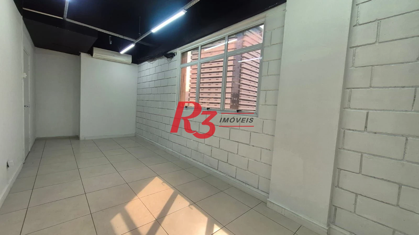 Excelente sala comercial para locação muito bem localizada em prédio com elevador, em frente a hospital, com divisórias e ares, 2 vagas, oportunidade!