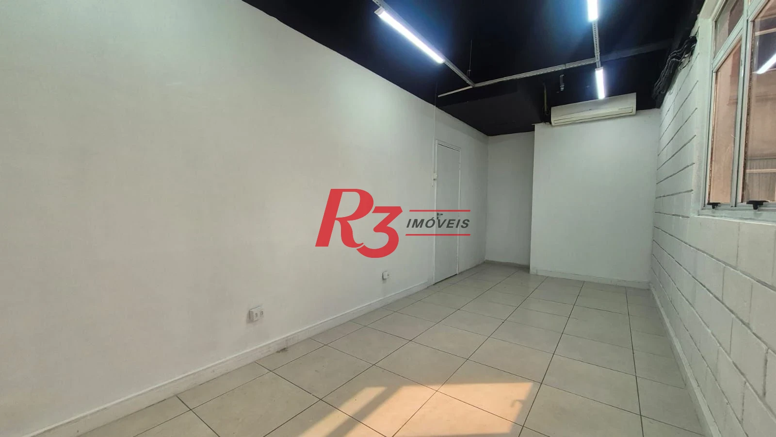 Excelente sala comercial para locação muito bem localizada em prédio com elevador, em frente a hospital, com divisórias e ares, 2 vagas, oportunidade!