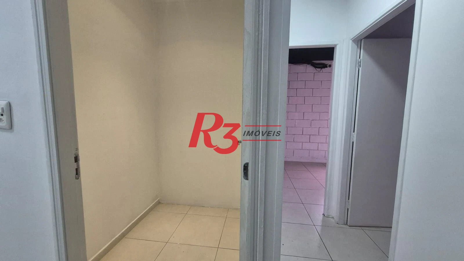Excelente sala comercial para locação muito bem localizada em prédio com elevador, em frente a hospital, com divisórias e ares, 2 vagas, oportunidade!